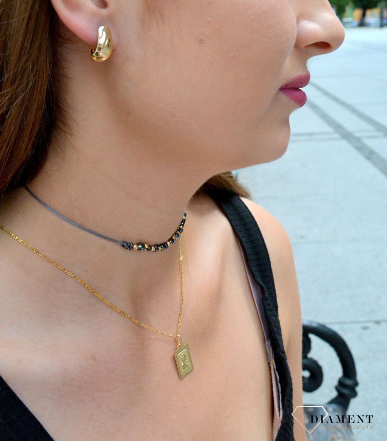 Złote kolczyki pr 333 blaszki nacinane KL 4394A 333. Złote kolczyki wykonane z dbałością o każdy szczegół i detal. Kolczyki zachowane w prostej formie blaszki. Elegancka biżuteria posiada wygodne zapięcie t.jpg